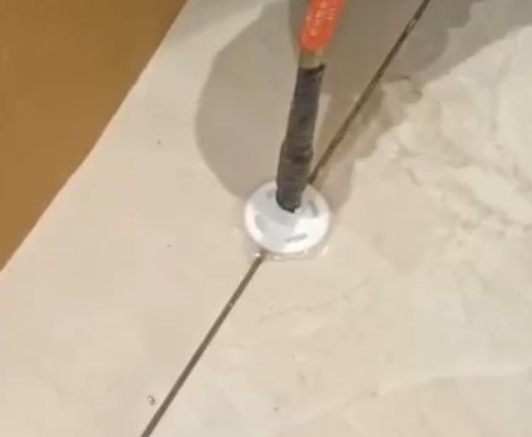 进贤瓷砖空鼓维修公司专业解答瓷砖在铺贴过程中，如果没有涂抹均匀到位的粘结材料（如水泥砂浆或瓷砖胶），可能会导致以下问题