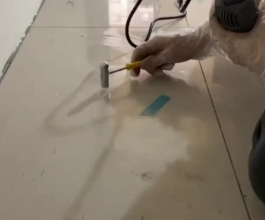 进贤瓷砖开裂维修公司专业分享瓷砖在铺贴前如果没有沥干水分，将会导致以下问题